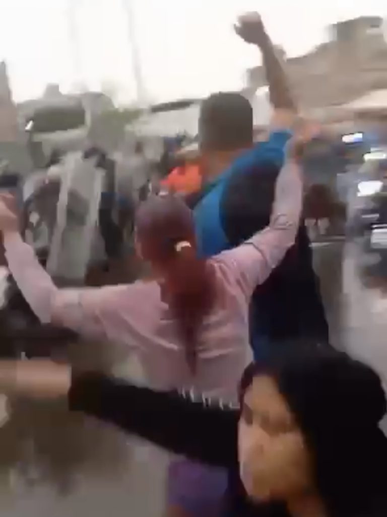 “La guardia se puso en favor del pueblo”: turba venezolana ante lo ocurrido en el CNE