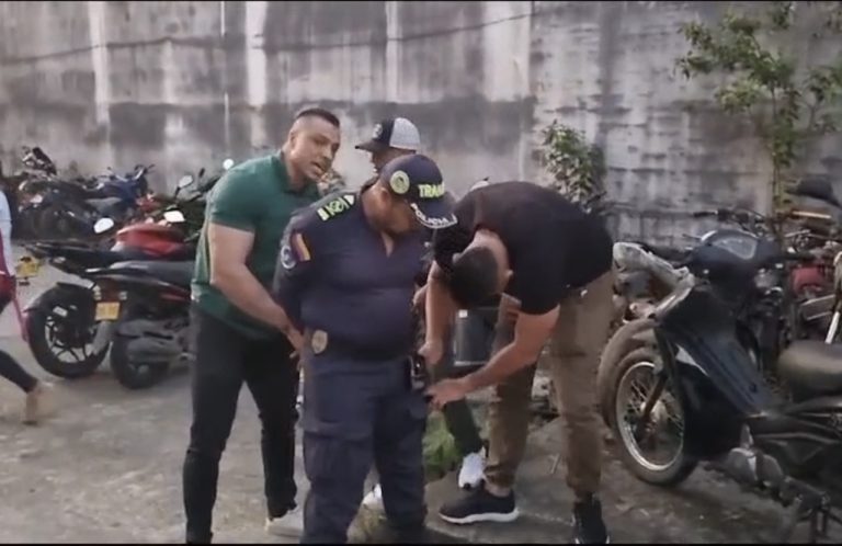 Juez envió a la cárcel a agente del Tránsito capturado por corrupción tras exigir dinero para no hacer un comparendo